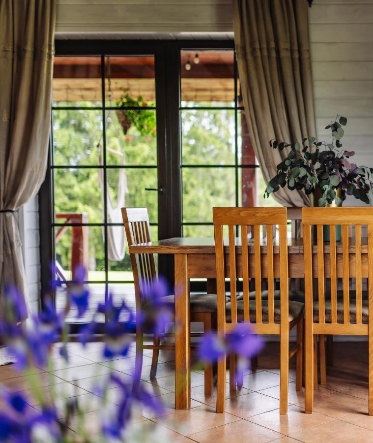 5 Stories Guest House Inkartai Екстериор снимка