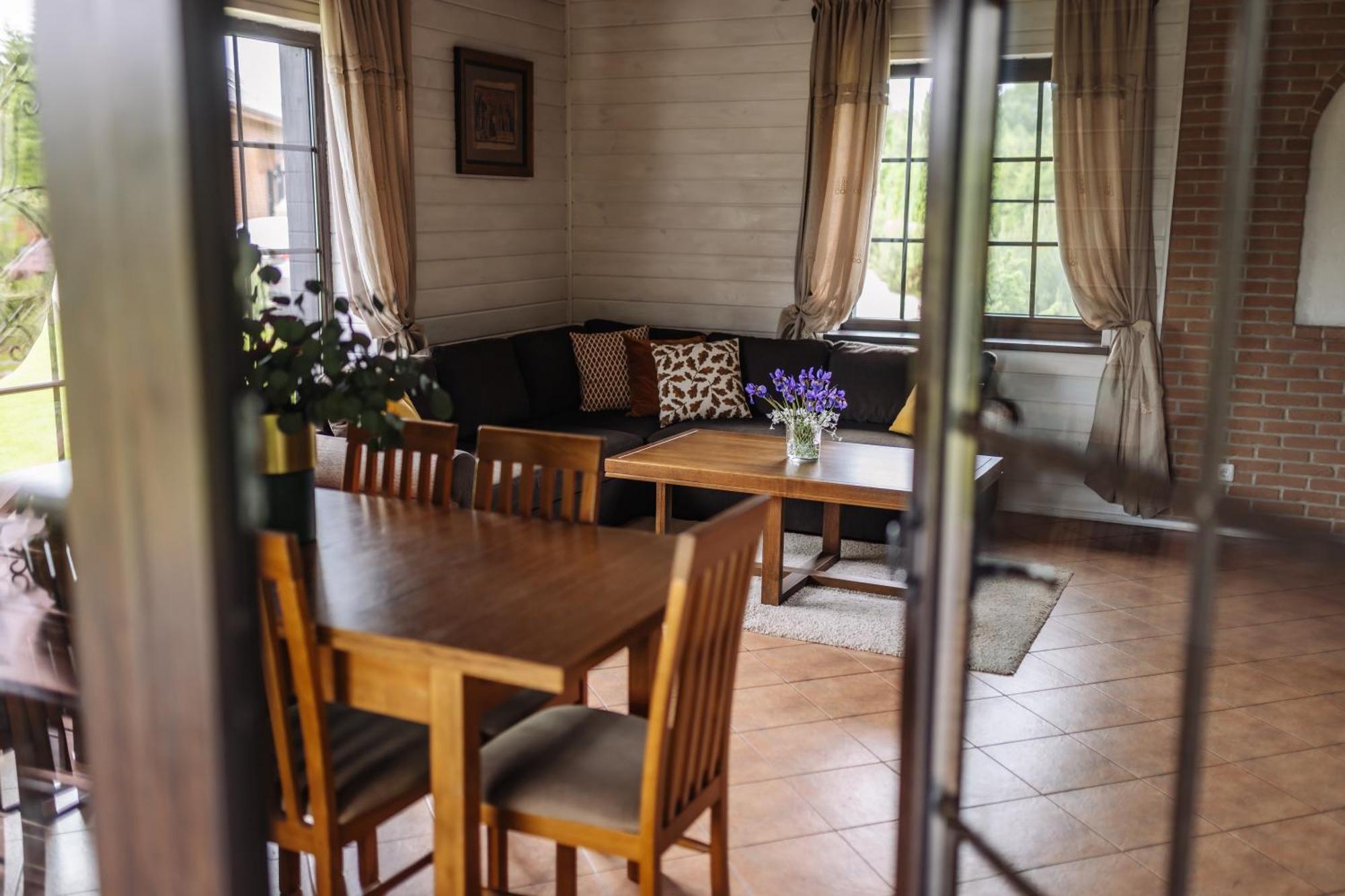 5 Stories Guest House Inkartai Екстериор снимка