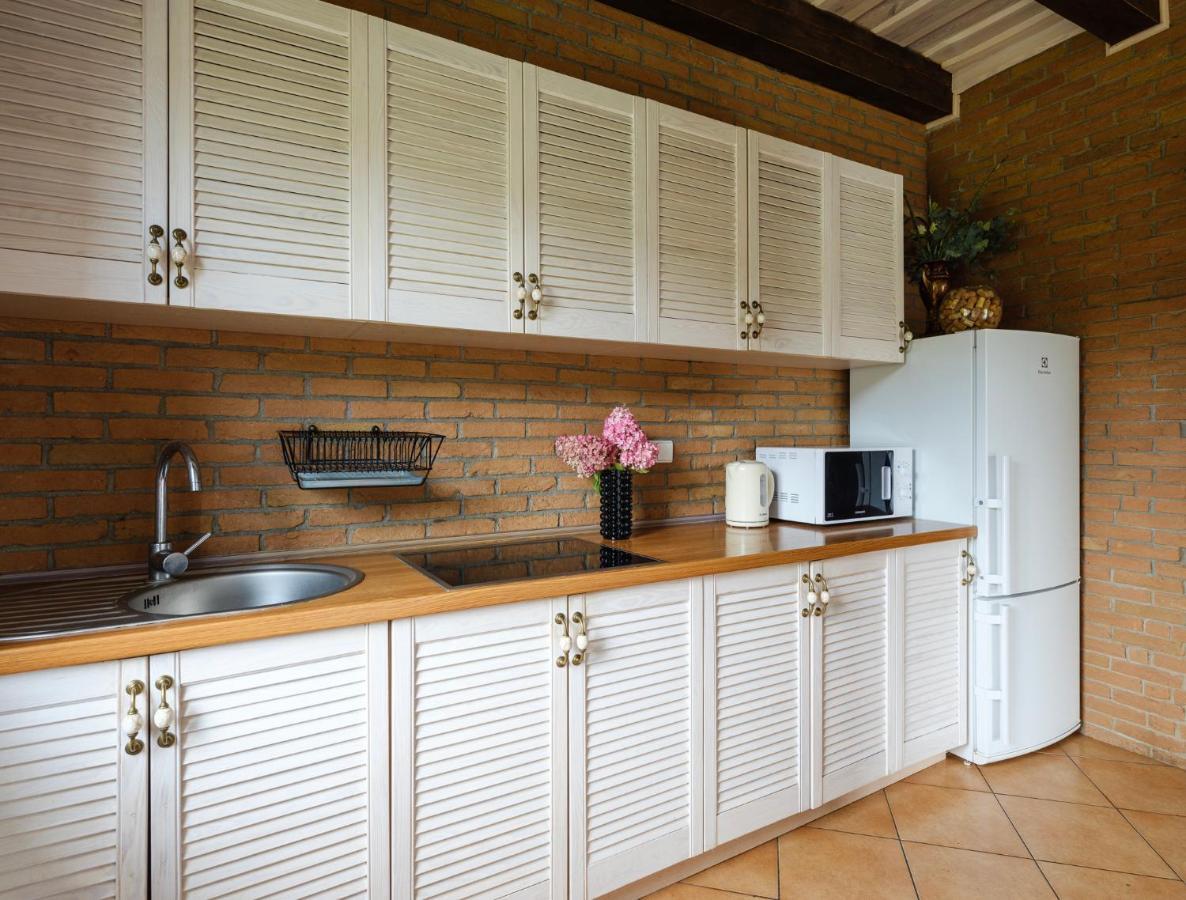 5 Stories Guest House Inkartai Екстериор снимка