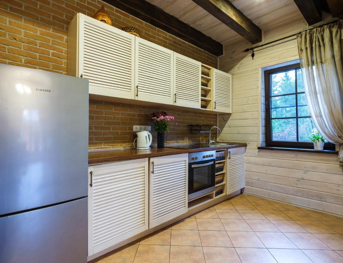 5 Stories Guest House Inkartai Екстериор снимка